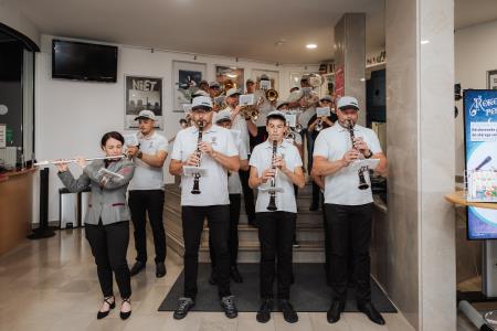 Slavnostna seja. Ob prihodu so igrali šmarski godbeniki.